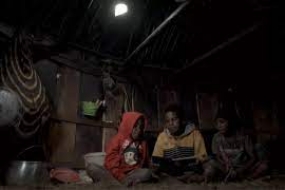 Das Ministerium für Energie und Bodenschätze installiert 388 Solarlampen im Landesinneren von Papua
