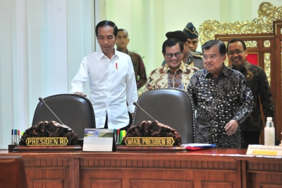 Präsident Jokowi wurde in Begleitung des Vizepräsidenten, des Staatsministers und des Staatssekretärs am Dienstagmorgen (3/19) im Büro des Präsidenten in Jakarta für die Leitung der beschränkten Sitzung vorbereitet.