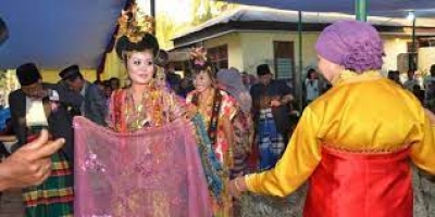 Der Cungka Tanz in  Südost-Sulawesi
