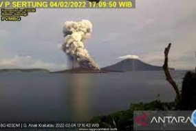 Der Vulkan  Anak Krakatau ist in Alarmbereitschaft
