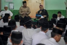 Aussenministerin  Retno Marsudi stellt den Schülern  der islamischen Internatsschule oder Pesantren öffentliche Diplomatie vor