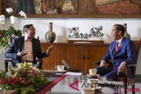 Präsident Joko Widodo gratuliert Anwar Ibrahim zum Premierminister von Malaysia