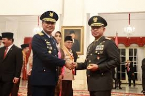 Der Oberbefehlshaber  der indonesischen Streitkräfte bat den neuen Stabschef der indonesischen Luftstreitkräfte  um einen Durchbruch zur Stärkung der Verteidigungsausrüstung