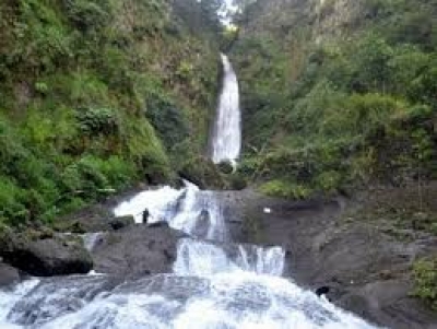 Der Curug Bajing-Wasserfall in Pekalongan