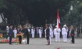 Präsident Joko Widodo fordert junge TNI- und Polri-Offiziere auf, sich auf die Bedrohung durch die Technologie  vorzubereiten .