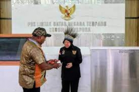 Indonesische  Sozialministerin  wird  die Ehrenbürgerin  von Papua