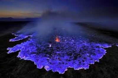 Blaues Feuer im Ijen-Krater