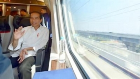 Präsident Joko Widodo testet den Schnellzug Jakarta-Bandung