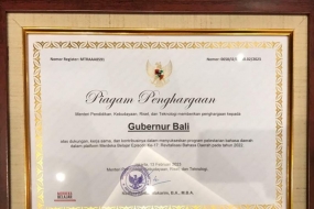 Der Gouverneur von Bali  erhielt eine Auszeichnung für die Erhaltung der Regionalsprachen