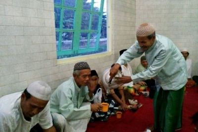 Die Tradition zum Fastenbrechen (Iftar) mit dem Kaffee Trinken in Semarang