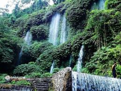 Die Schönheit  der Wasserfälle Benang Stokel und  Benang Kelambu