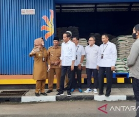 Präsident Jokowi verteilt  Reisreserven der Regierung als Nahrungsmittelhilfe im Jahr 2023
