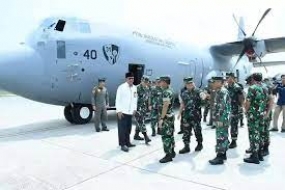 Neuer Hubschrauber der indonesischen Streitkräfte  startet seinen ersten Einsatz zum Transport von Hilfsgütern nach Gaza