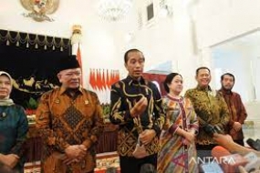 Präsident Joko Widodo spricht bei dem Treffen mit Leitern staatlicher hoher  Institutionen über die globale Krise