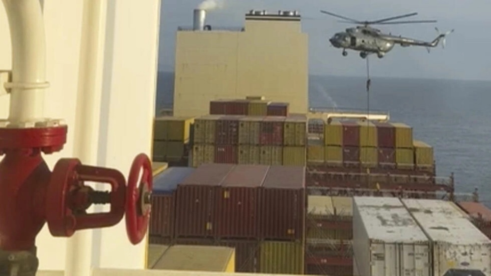 Garda Revolusi Iran turun ke kapal kontainer MSC Aries, yang diklaim terkait Israel, di dekat Selat Hormuz. (Foto: AFP)