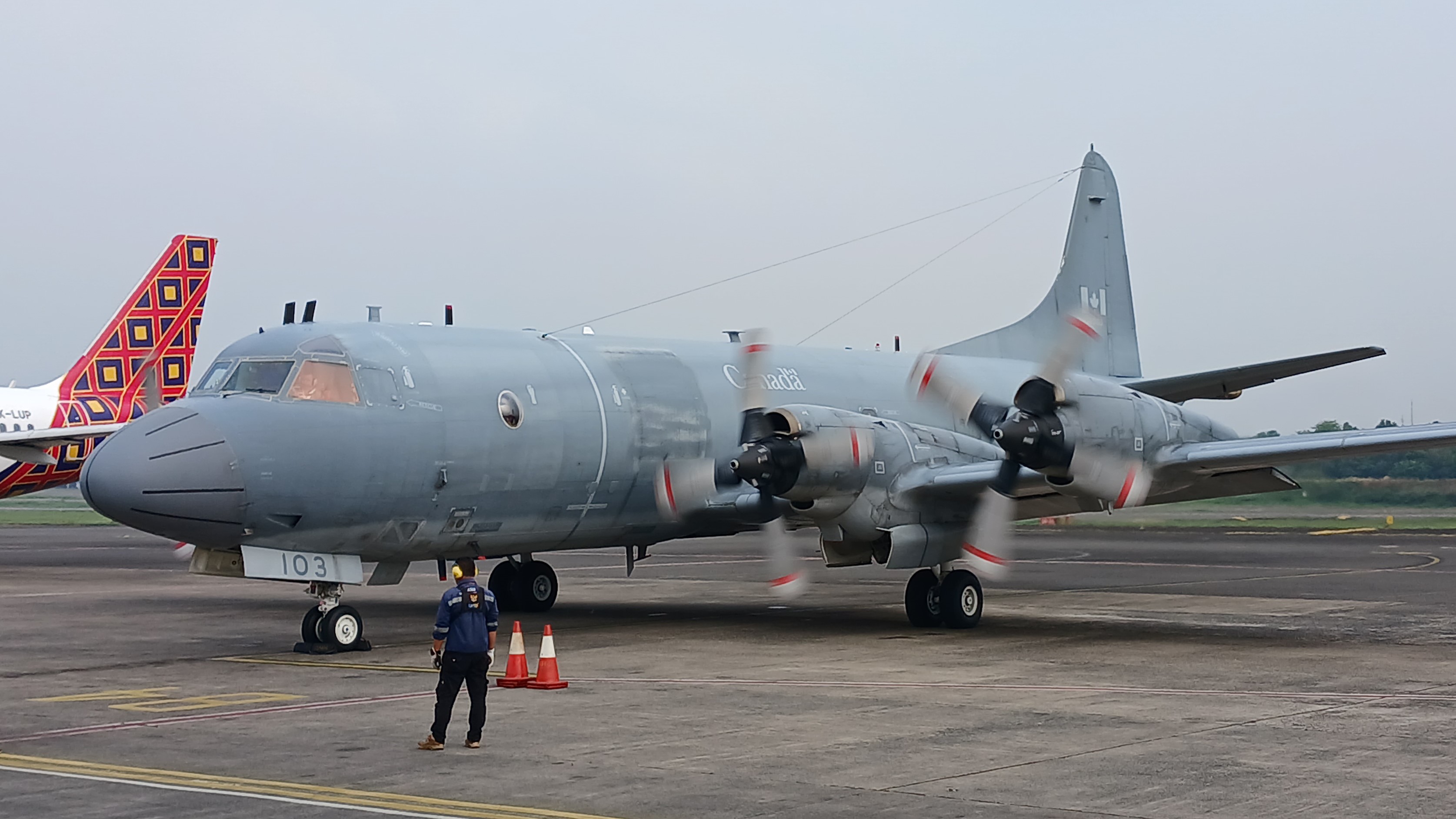 Pesawat RCAF CP-140 milik Angkatan Udara Kerajaan Kanada di Landasan Udara Halim Perdanakusuma, Jakarta, Rabu (22/11/2023). (Foto: RRI VOI/Rama Shidqi P)