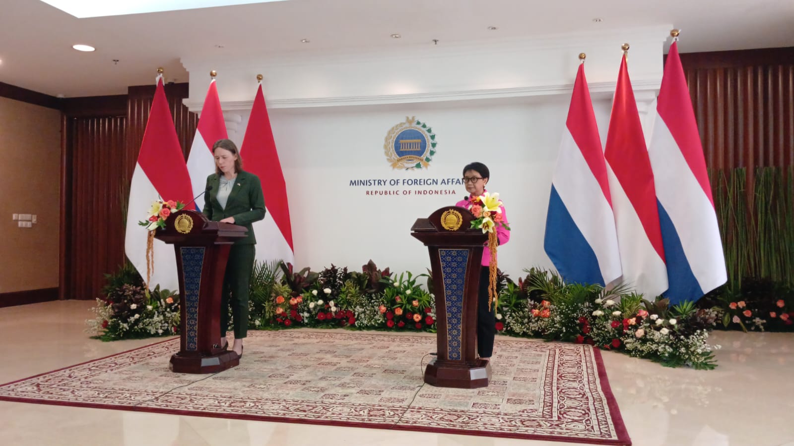 Menteri Luar Negeri RI, Retno Marsudi (kanan) dan Menteri Luar Negeri Belanda, Hanke Bruins Slot dalam konferensi persi di Kementerian Luar Negeri RI, Selasa (31/10/2023). (Foto: VOI/Rama)