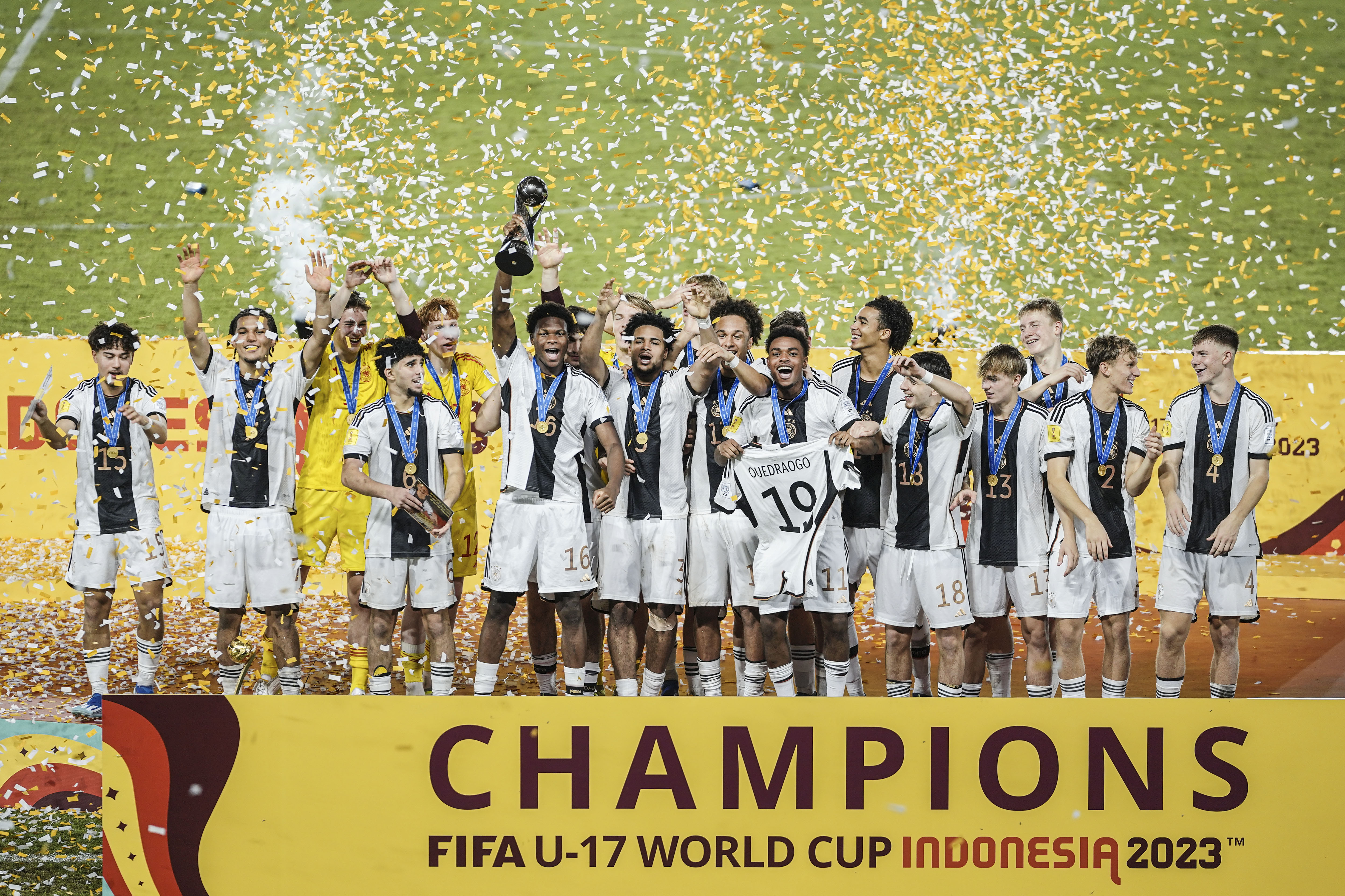 Timnas U-17 Jerman merayakan kemenangan dalam final Piala Dunia U-17 di Stadion Manahan, Solo, Jawa Tengah, Sabtu (2/12/2023). (Foto: Antara/Dhemas Reviyanto)