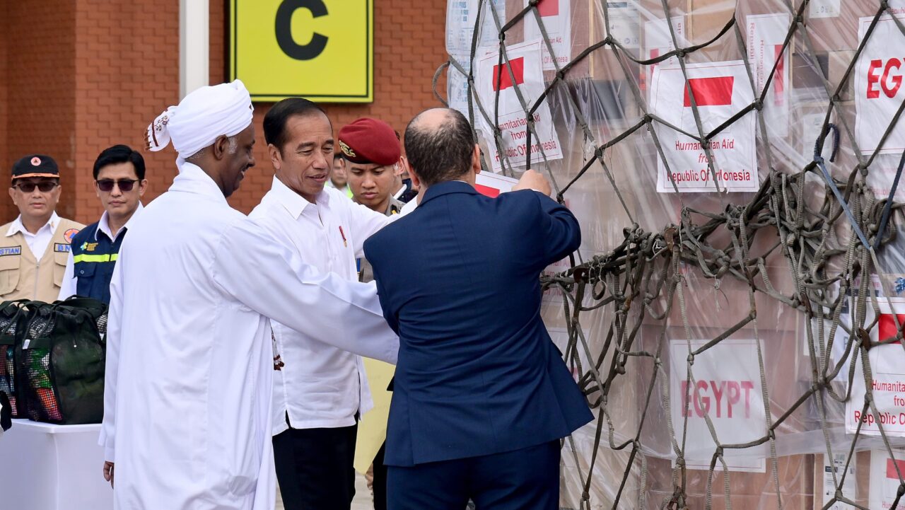 Presiden Joko Widodo melepas pengiriman bantuan kemanusiaan untuk warga Palestina dan Sudan dalam acara yang digelar di Pangkalan TNI AU Halim Perdanakusuma, Jakarta, Rabu, (3/4/2024). (Foto: BPMI Setpres/Muchlis Jr)