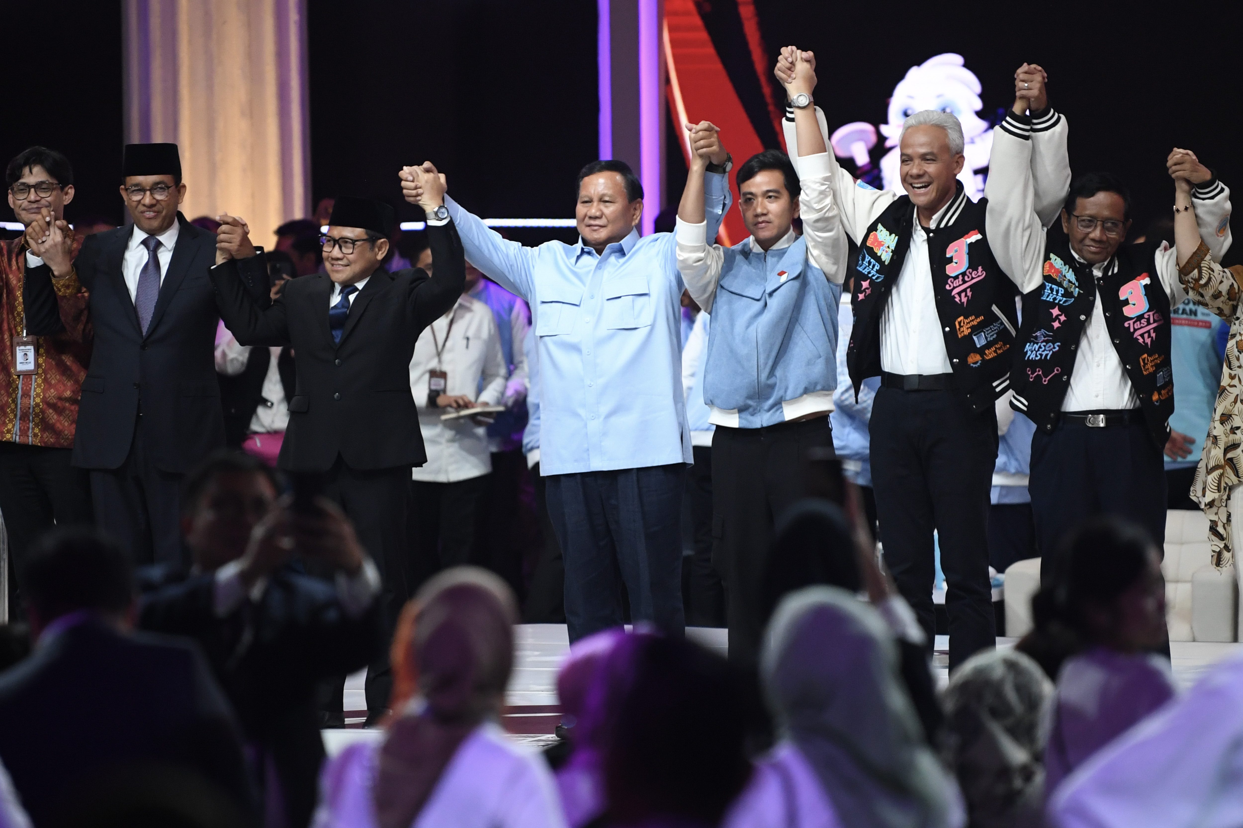 Calon presiden dan wakil presiden RI 2024-2029 mengangkat tangan bersama saat penutupan Debat Kelima Pilpres 2024 di Balai Sidang Jakarta Convention Center (JCC), Senayan, Jakarta, Minggu (4/2/2024). (Foto: Antara/M Risyal Hidayat)