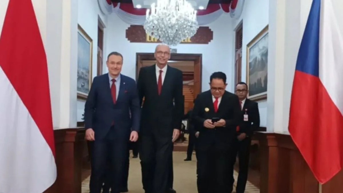 Pj Gubernur Jatim, Adhy Karyono (kanan) menerima kunjungan Dubes Republik Ceko untuk Indonesia, Jaroslav Dolecek bersama delegasi dari Skoda Group di Gedung Negara Grahadi, Surabaya, Kamis (7/3/2024). (Foto: Antara/Hanif Nashrullah)