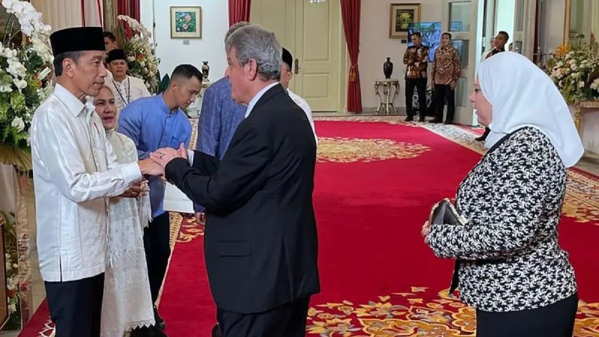 Presiden Joko Widodo bersalaman dengan Duta Besar Palestina untuk Indonesia, Zuhair Al Shun dalam gelar griya (open house) Idulfitri 1445 H di Istana Negara, Jakarta, Rabu (10/4/2024). (Foto: ANTARA/Yashinta Difa)