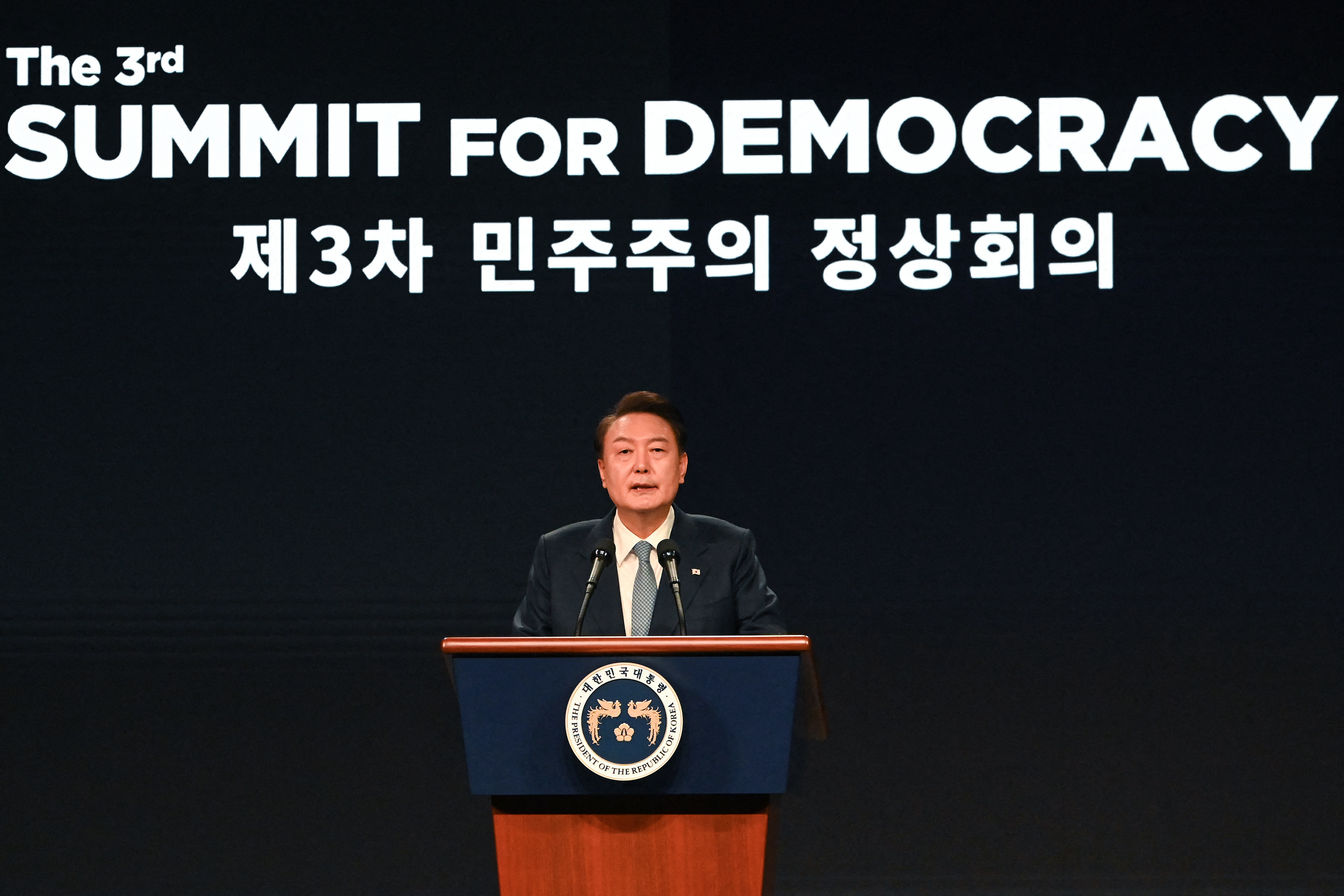 Presiden Korea Selatan Yoon Suk-Yeol berpidato pada KTT Demokrasi ke-3 di Seoul, Korea Selatan pada Senin (18/3/2024). (Foto: AFP/Kim Min-Hee)
