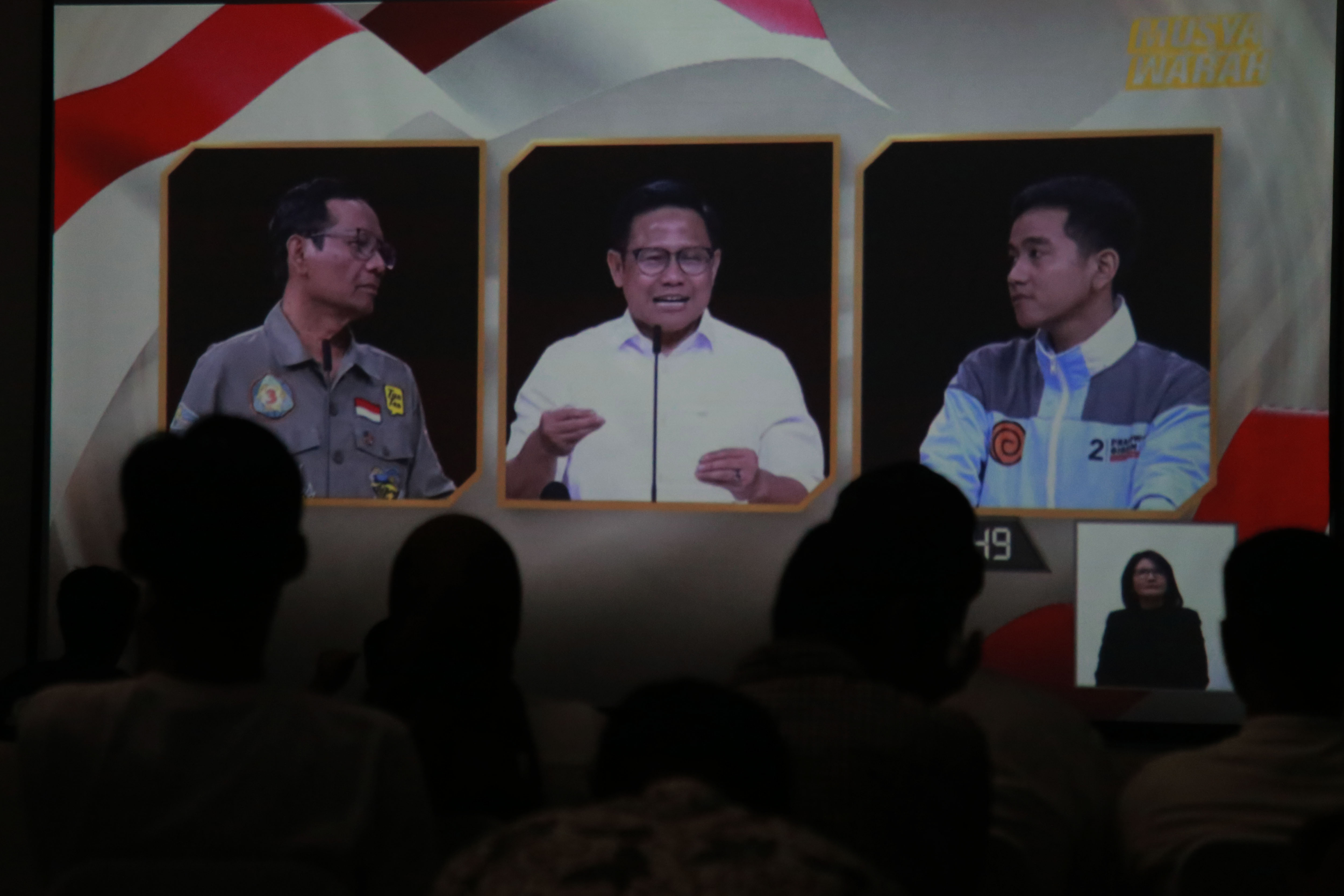 Tim pemenangan salah satu calon presiden RI menonton bersama Debat Keempat Pilpres 2024 di Ternate, Maluku Utara, Minggu (21/1/2023). (Foto: Antara/Andri Saputra)