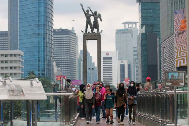 Warga mengunjungi Halte Bundaran HI, Jakarta, Senin (23/01/2023). Jakarta merupakan kota terbesar di Indonesia dan salah satu lambang kekuatan ekonomi Indonesia. (Foto: RRI/Charlie Reinhard)