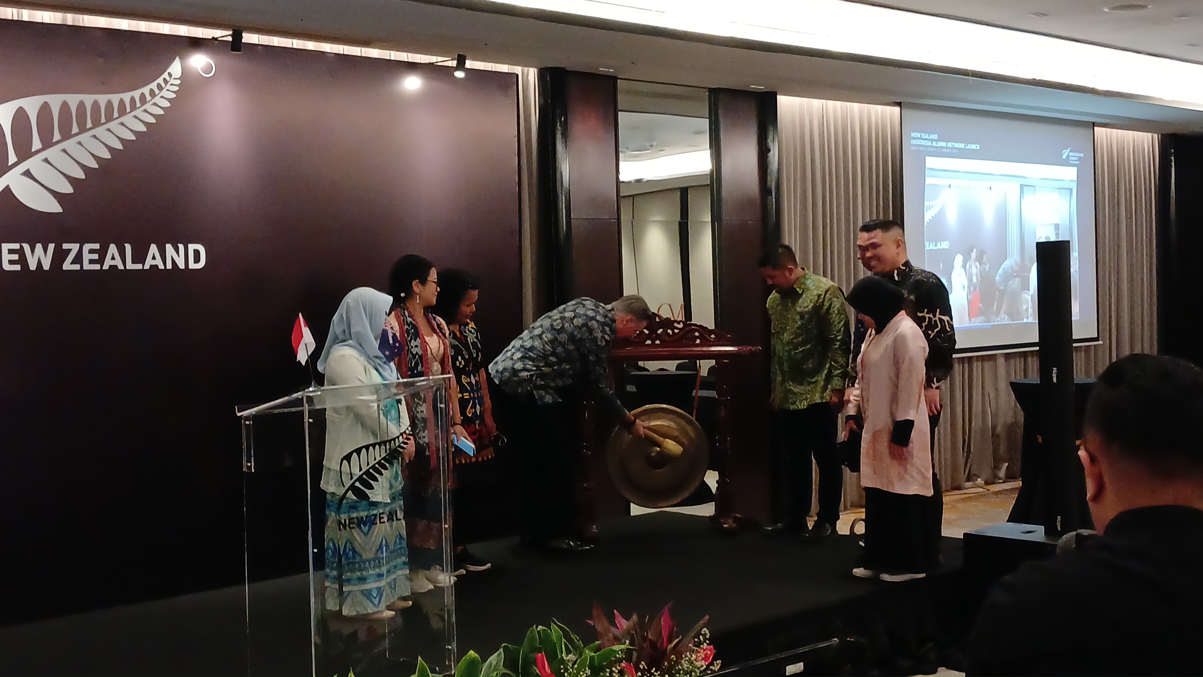 Duta Besar Selandia Baru, Kevin Burnett membunyikan gong sebagai tanda diresmikannya NZID Alumni Association di Jakarta, Sabtu (27/01/2024). (Foto: VOI/Rama)