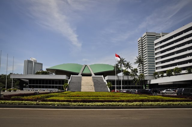 Kompleks MPR/DPR di Senayan, Jakarta. (Foto: Wikimedia Commons/Puspita Nasution)