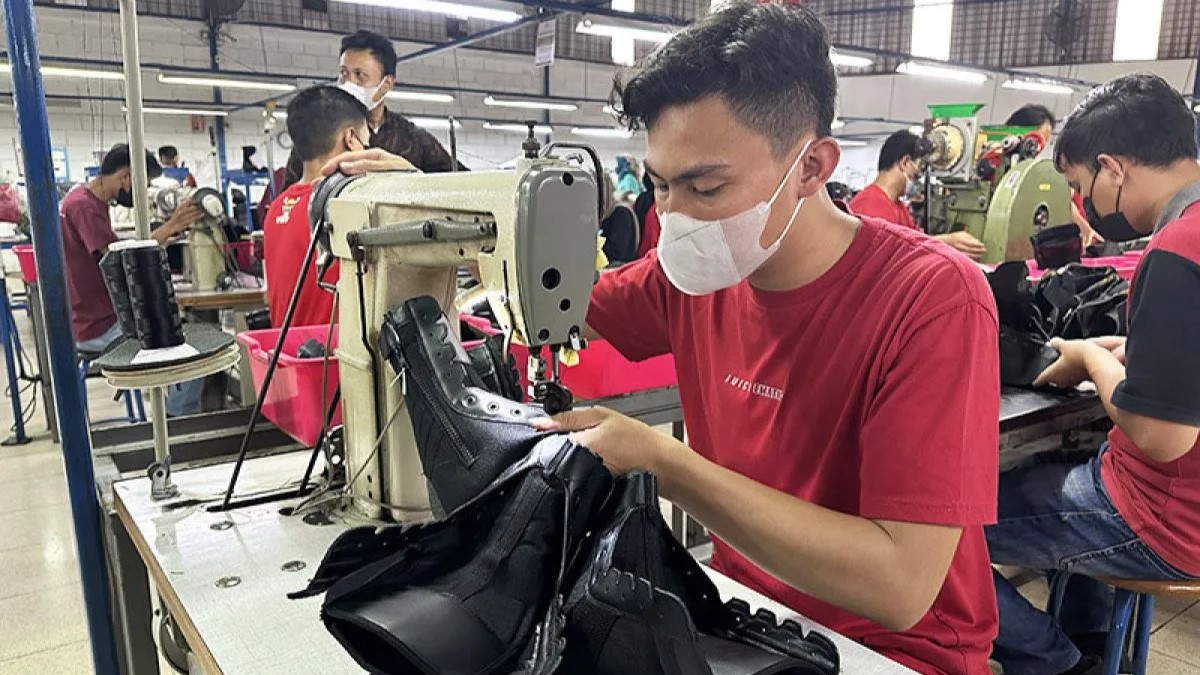 Suasana pabrik sepatu yang memproduksi sepatu militer di Kabupaten Bandung, Jawa Barat. (Foto: ANTARA/Sella Panduarsa Gareta)