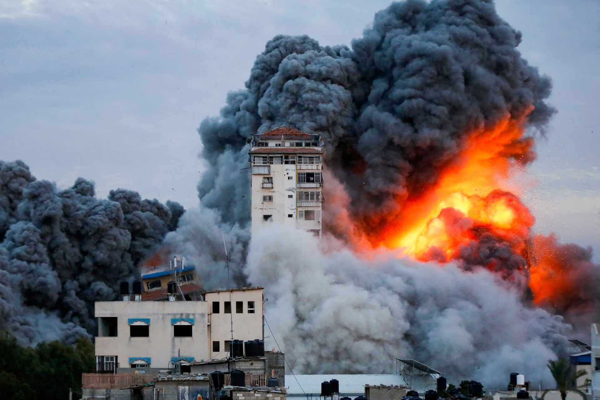 Asap dan api membumbung tinggi setelah pasukan Israel menyerang sebuah menara di Kota Gaza, Palestina pada Sabtu (7/10/2023). (Foto: Reuters/Ashraf Amra)