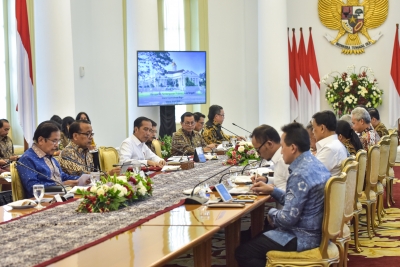 Presiden Jokowi memimpin Rapat Terbatas soal percepatan pembangunan di Jawa Tengah, di Istana Kepresidenan Bogor, Jabar, Selasa (9/7) siang.
