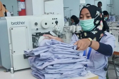Aktivitas pekerja dalam proses produksi di industri tekstil dan produk tekstil (TPT)
