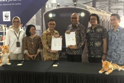 Direktur Utama PT MRT Jakarta William Sabandar dan CEO WWF Indonesia Rizal Malik menandatangani MoU di Stasiun MRT Lebak Bulus Grab, Jakarta, Jumat (20/9/2019). 
