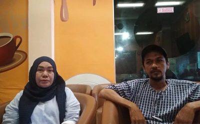 Pelaku UMKM Aceh Muhammad Iqbal (kanan) didampingi pengusaha Malaysia asal Aceh, Safrina Ilyas, memberikan keterangan terkait ekspor perdana bambu ke Turki di Banda Aceh, Senin (24/2/2020). Antara Aceh/M Haris SA