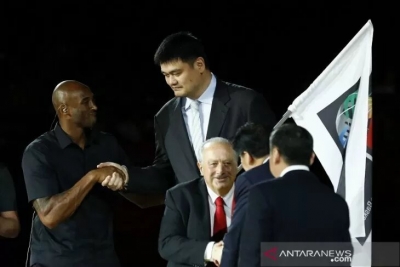 Presiden Asosiasi Bola Basket Cina (CBA) Yao Ming (kedua kiri) bersalaman dengan Duta Piala Dunia FIBA 2019 Kobe Bryant (kiri) sebelum menyerahkan bendera tuan rumah Piala Dunia FIBA 2023 kepada perwakilan Indonesia, Filipina, dan Jepang di Beijing, Cina, Minggu