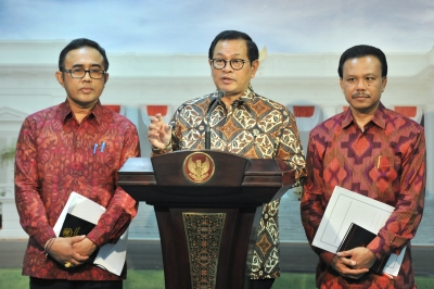 Seskab Pramono Anung didampingi oleh Sekda dan Wakil Walikota Denpasar menyampaikan keterangan pers usai Rapat Terbatas tentang Perkembangan Pembangunan PLTSa, di Kantor Presiden, Jakarta, Selasa (16/7) sore. 