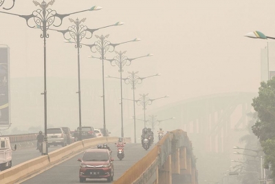Pengendara menembus kabut asap dampak dari kebakaran hutan dan lahan di Pekanbaru,