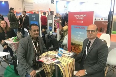 Ketua Asosiasi Perjalanan Wisata Indonesia (Asita) Provinsi Nusa Tenggara Timur, Abed Frans (kiri) bersama pengusaha perjalanan wisata Internasional dalam ajang World Travel Market (WTM) 2019 di London, Inggris