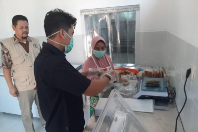 Pengelola sedang melakukan pengolahan ikan pindang di Unit Pengolahan Ikan Pindang Higienis yang dikembangkan KKP bersama FAO di Lombok Utara NTB