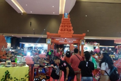 Stan produk unggulan daerah yang dipamerkan di Jakarta Fair 2019 Minggu (26/5/2019). 