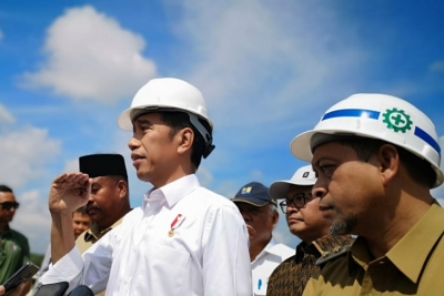 Presiden Jokowi memberikan keterangan pers usai meninjau Kawasan Bukit Soeharto di Kecamatan Samboja Kabupaten Kutai Kartanegara, Kaltim, Selasa (7/5/2019).