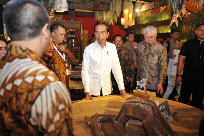 Presiden Jokowi didampingi Mendag dan Seskab meninjau Indonesia International Furniture Expo (IFEX) 2019 di JI-Expo Kemayoran, Jakarta Pusat, Rabu (13/3) siang
