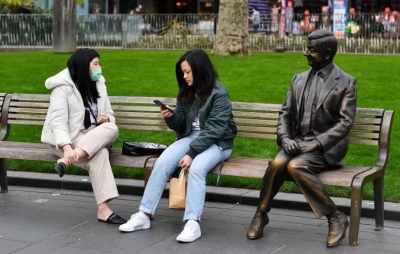 Dua perempuan duduk di sebelah patung Mr Bean di Leicester Square, di tengah meningkatnya kewaspadaan terhadap jumlah kasus virus corona (COVID-19) yang berkembang di seluruh dunia, di London, Inggris, Selasa (17/32020) ANTARA FOTO/REUTERS/Dylan Martinez/aww.