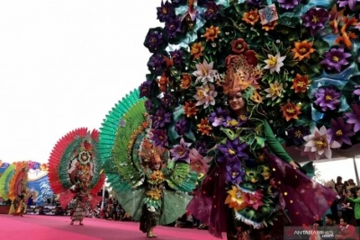  Para peserta Malang Flower Carnival menggunakan busana unik bertemakan bunga, dengan bahan ramah lingkungan, di Kota Malang, Jawa Timur, Minggu (15/9/2019)