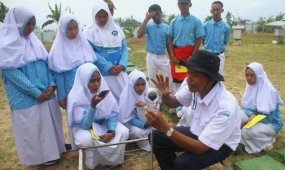 BELAJAR CUACA DI BMKG Petugas Badan Meteorologi Klimatologi dan Geofisika (BMKG) menerangkan cara kerja alat pengukur tingkat penguapan air dalam tanah pada siswa Madrasah Arrayadlah (MA) Paiton-Probolinggo di Stasioun BMKG Krangploso, Malang, Jawa Timur, Selasa (6/11/2018). Kegiatan pembelajaran luar kelas yang diikuti 65 siswa tersebut bertujuan mengenalkan hal-hal yang berkaitan dengan prakiraan cuaca, iklim serta perhitungan awal musim hujan. ANTARA FOTO/Ari Bowo Sucipto/aww. (ANTARA FOTO/ARI BOWO SUCIPTO)