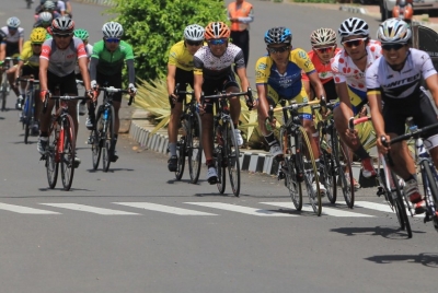 Sejumlah pebalap adu cepat pada etape terakhir Tour de Linggarjati 2016 di Kuningan, Jawa Barat, Minggu