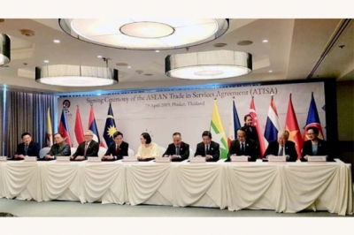 Menteri Perdagangan RI, Enggartiasto Lukita dan sembilan Menteri Ekonomi ASEAN menandatangani perjanjian perdagangan jasa ASEAN (ASEAN Trade in Services Agreement/ATISA) di sela Pertemuan ASEAN Economic Minister Retreat (AEM) ke-25 di Phuket, Thailand, hari ini, Selasa (23/4). Perjanjian ini ditandatangani beriringan dengan penandatanganan protokol amandemen keempat dari perjanjian investasi komprehensif ASEAN (ASEAN Comprehensive Investment Agreement/ACIA